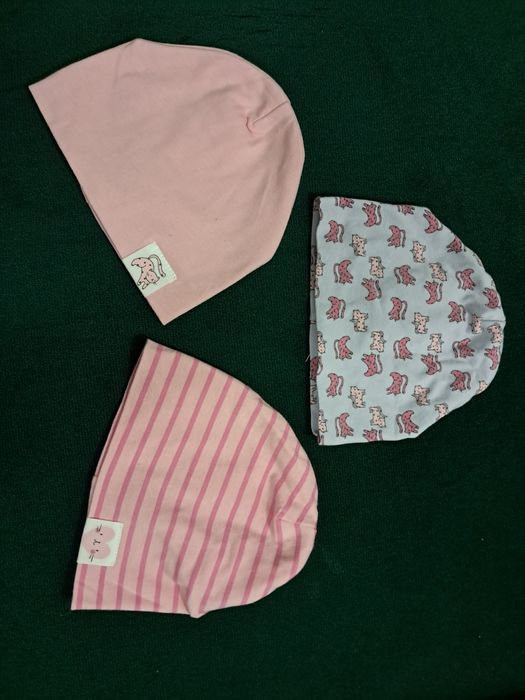 Sinsay 3 czapki wiosenne dla dziewczynki 0-3 mca. Stan idealny. Cena z