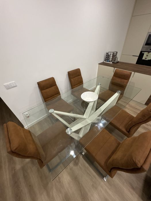 Vendo mesa de jantar com 6 cadeiras