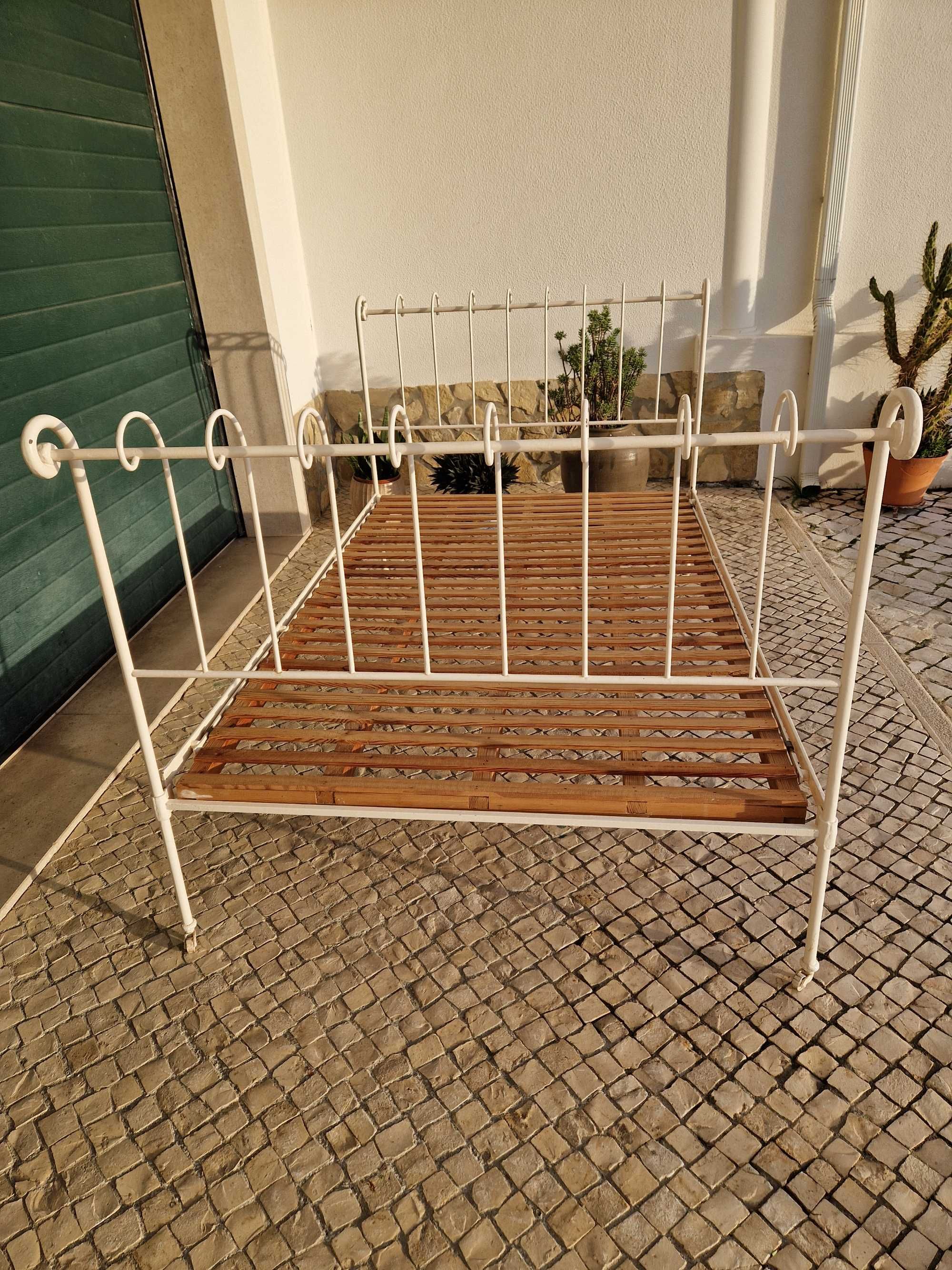 CAMA DE FERRO com estrado e colchão