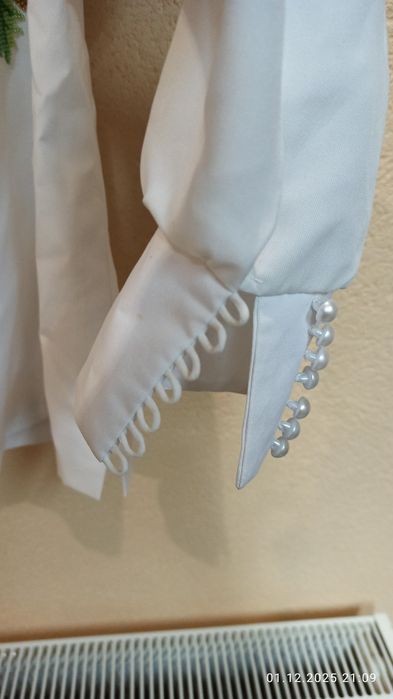 Продам вишиту бісером жіночу сорочку .