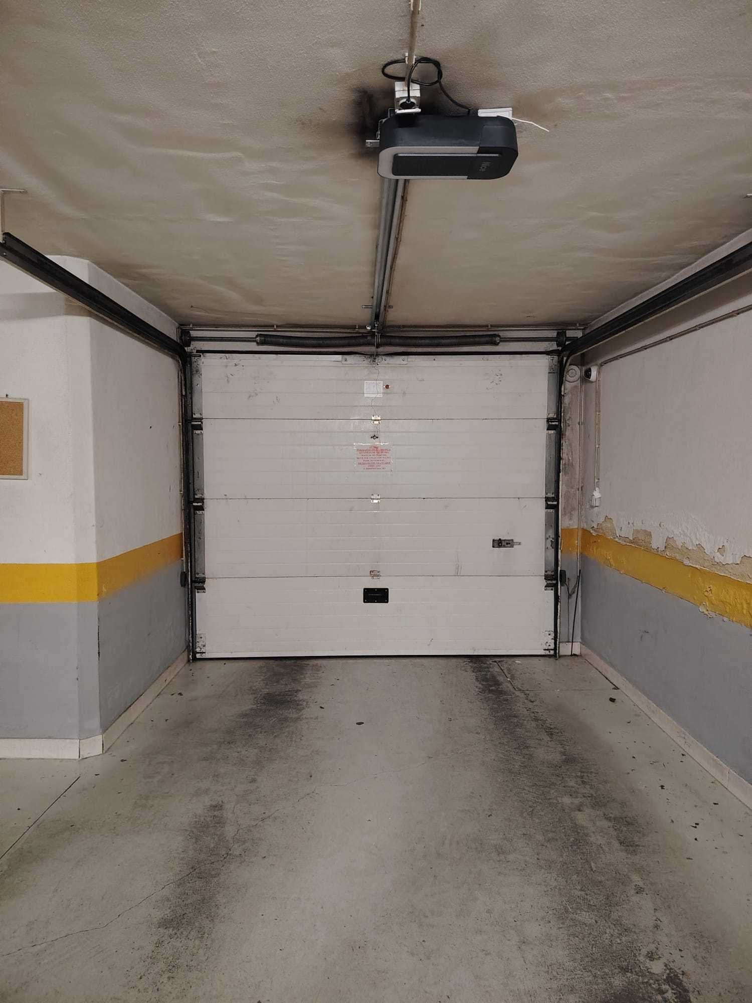 Garagem para 2 carros com luz e água interiores + Wc