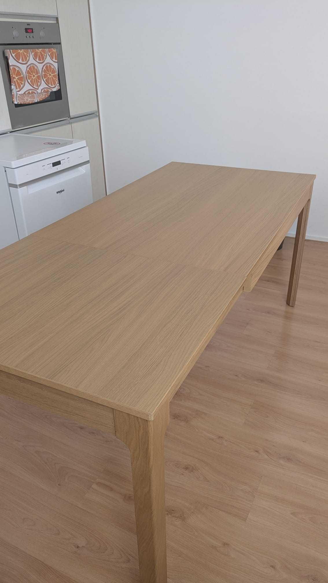 Mesa de carvalho extensível