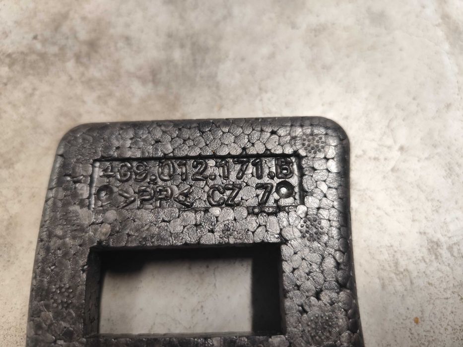 Wkład bagażnika Audi A6 C7 z mocowaniem narzędzi i zapięć siatki.