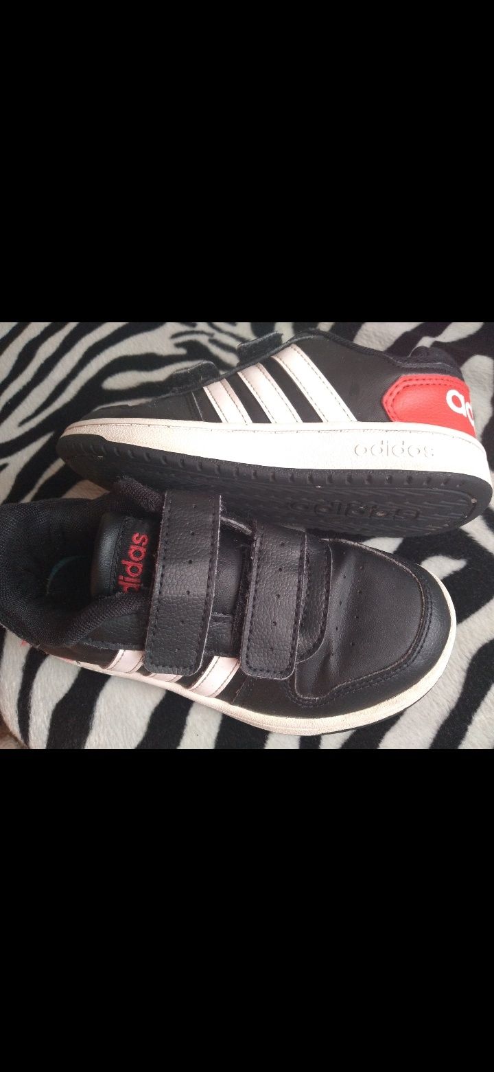 Czarne  z czerwonymi wstawkami chłopięce buty adidas 34