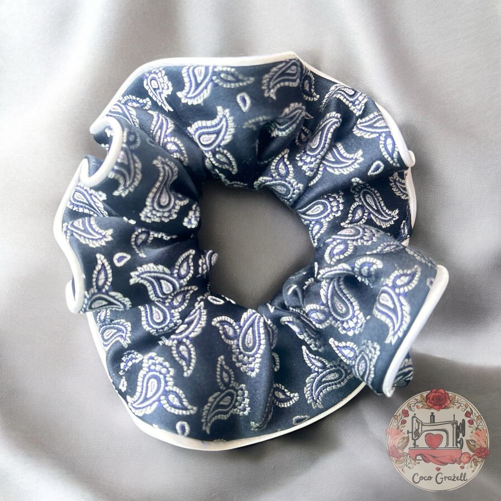 Granatowa z pieknym wzorem jedwabna scrunchie