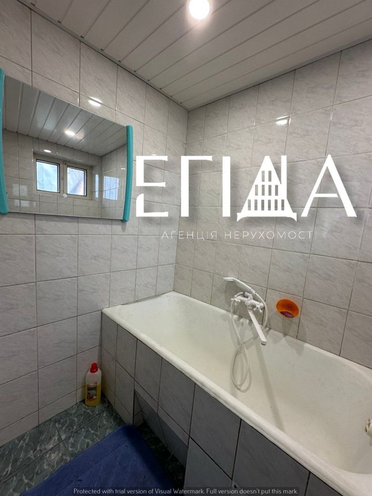 Продаж пів будинку в центральній частині міста