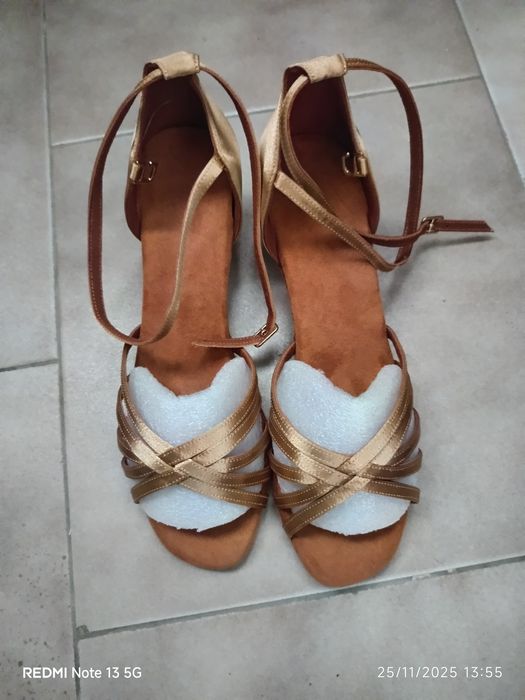 Sapatos de baile. Música latina. Salão