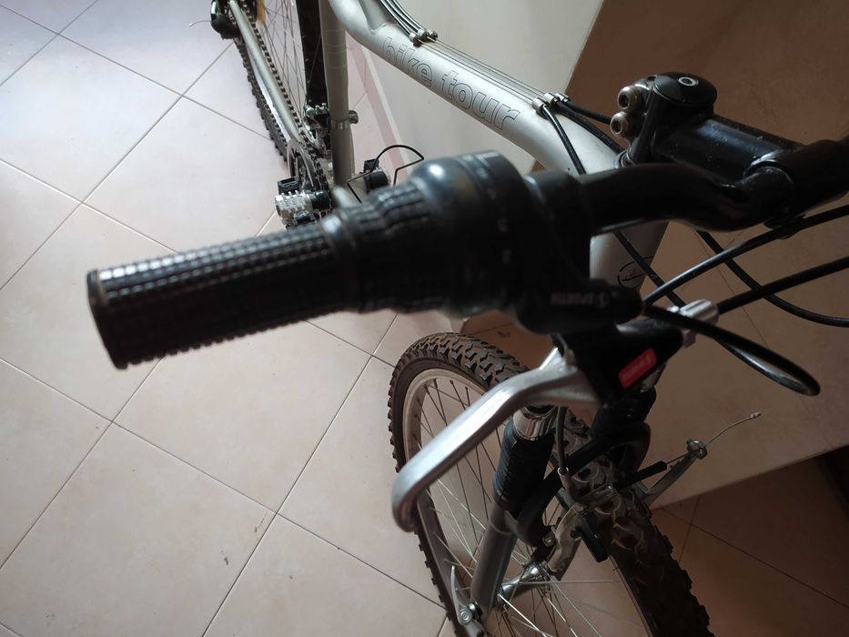 Bicicleta Bike Tour Cinzenta