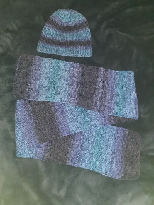 Шапка і шарф плетені.