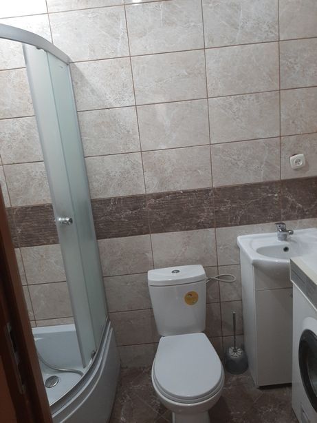 Pokój z aneksem kuchen łazienką