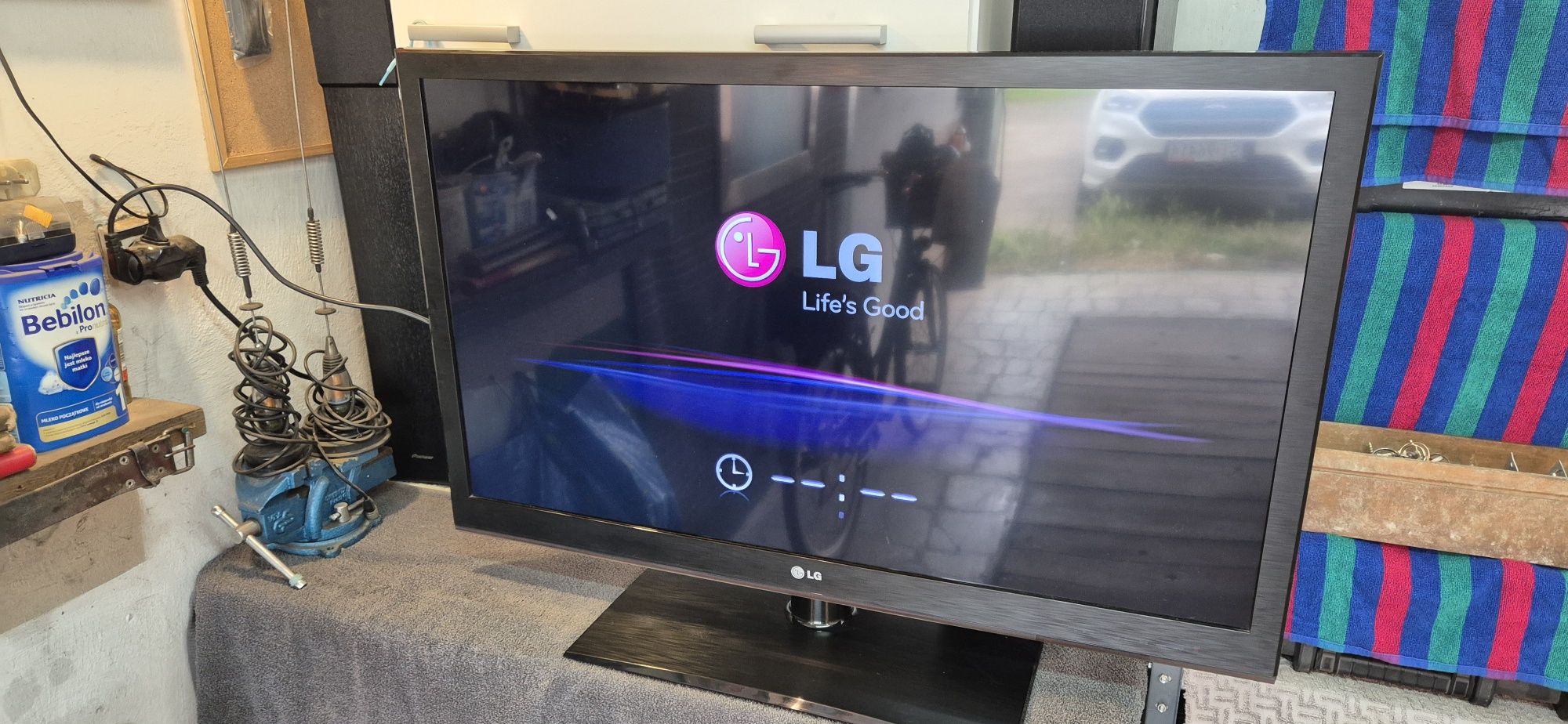 Telewizor LG 42" z dekoderem dvbt i anteną.