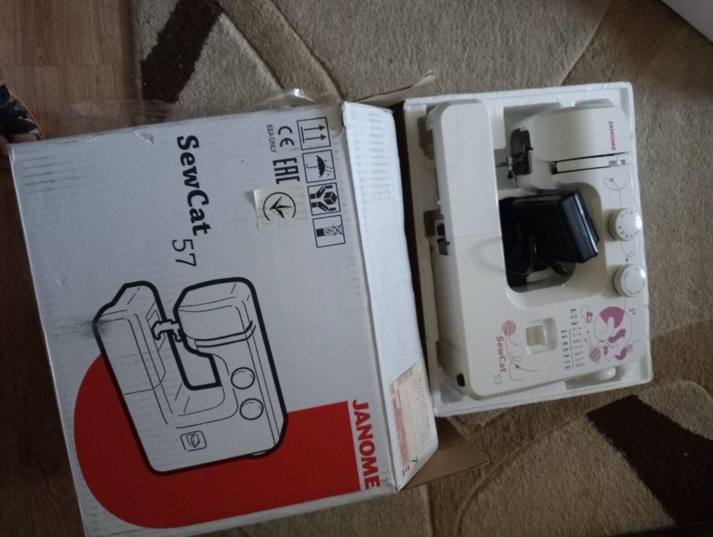 Побутова швейна машинка Janome Sew Cat 57
