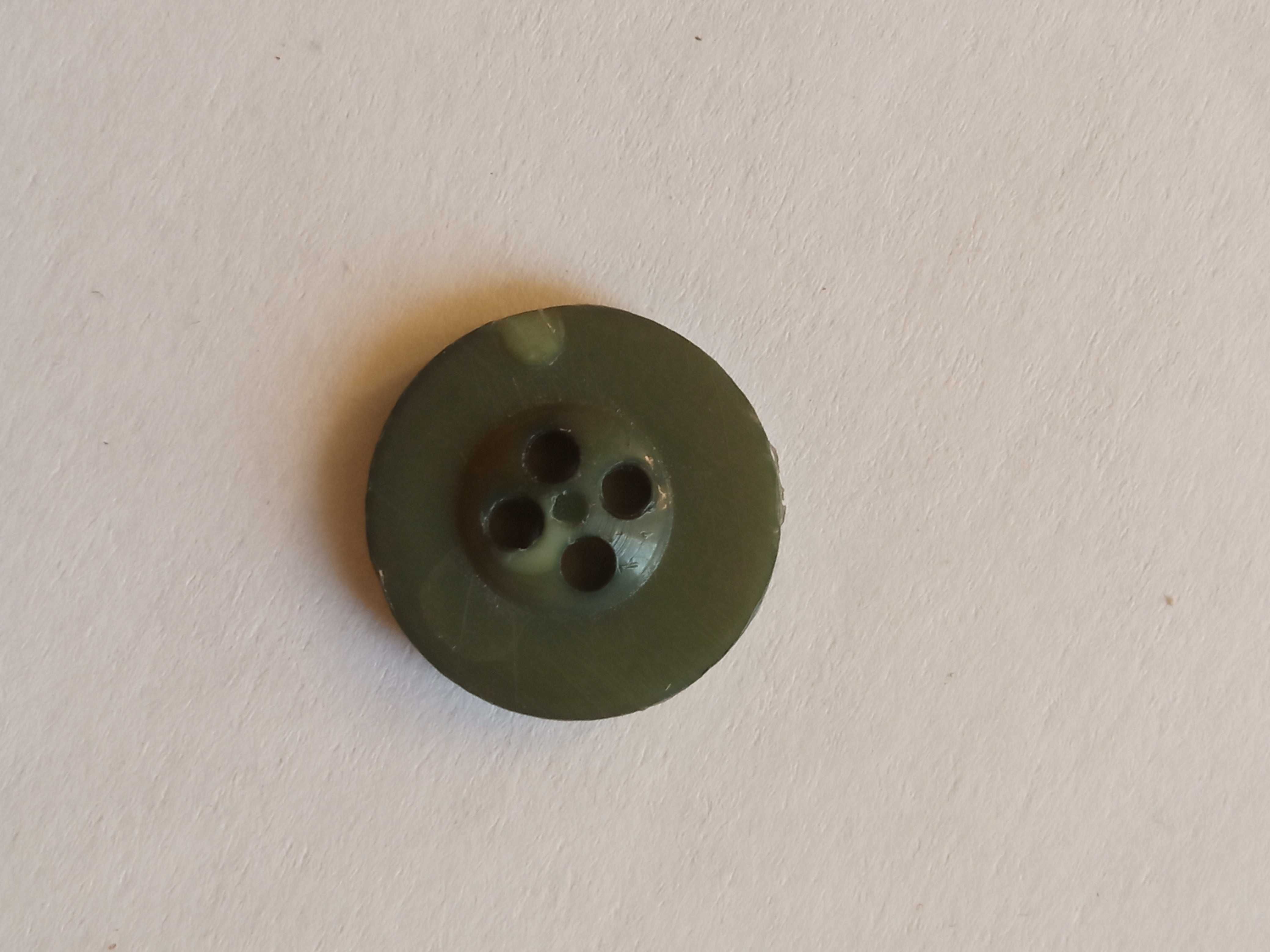 Guzik 1 szt cztery dziurki zielone khaki średnica 1,4 cm Hoffland
