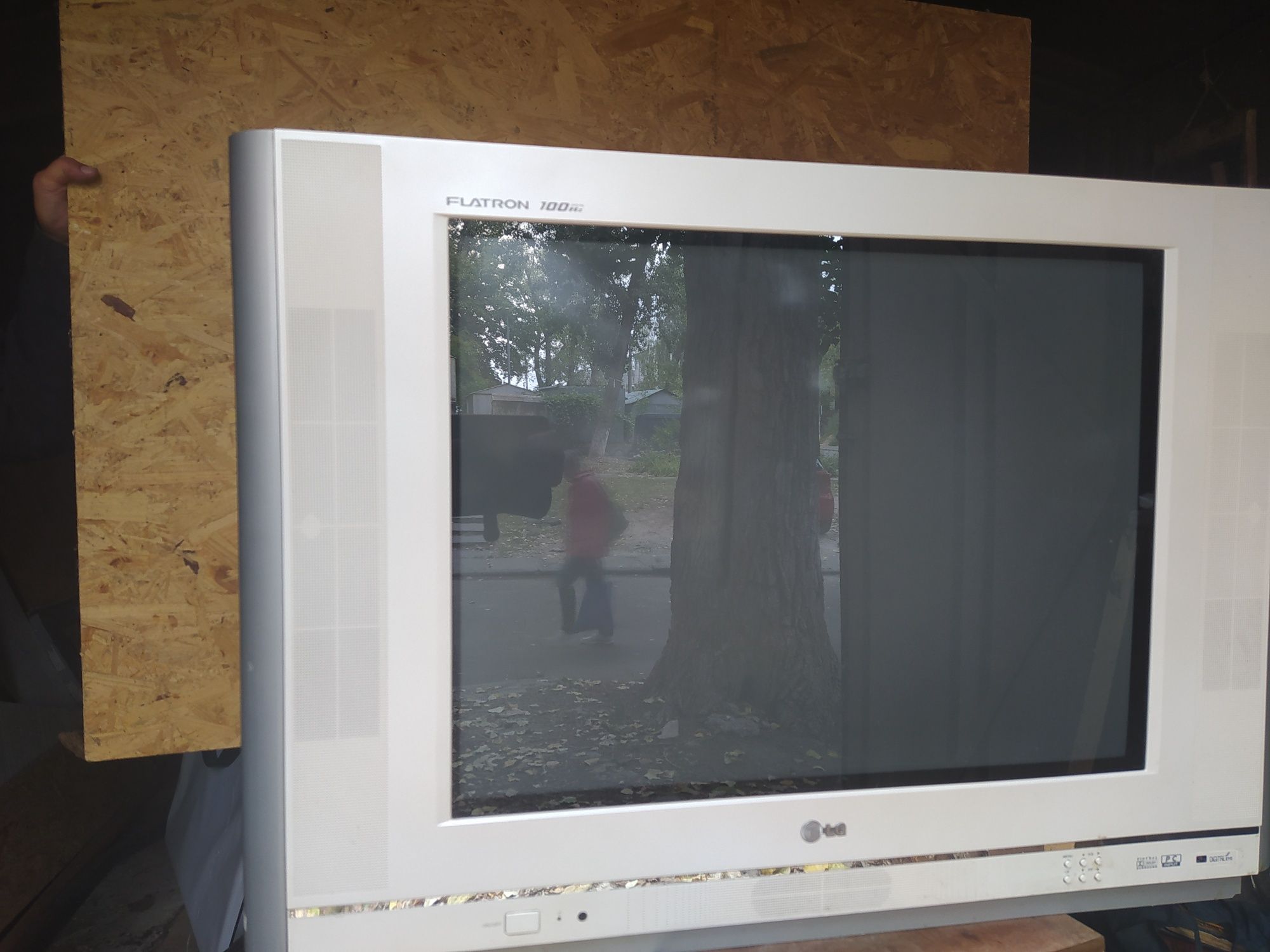Телевизор LG Flatron 100 Hz Digital