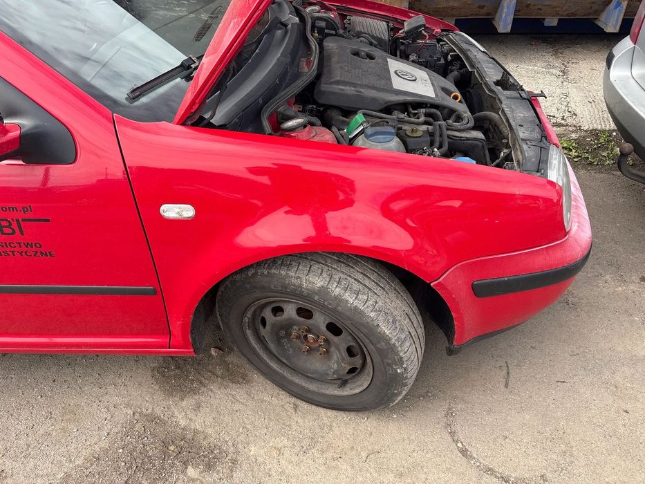 BŁOTNIK PRAWY VW GOLF 4 COMBI 2001R CZERWONY LAKIER