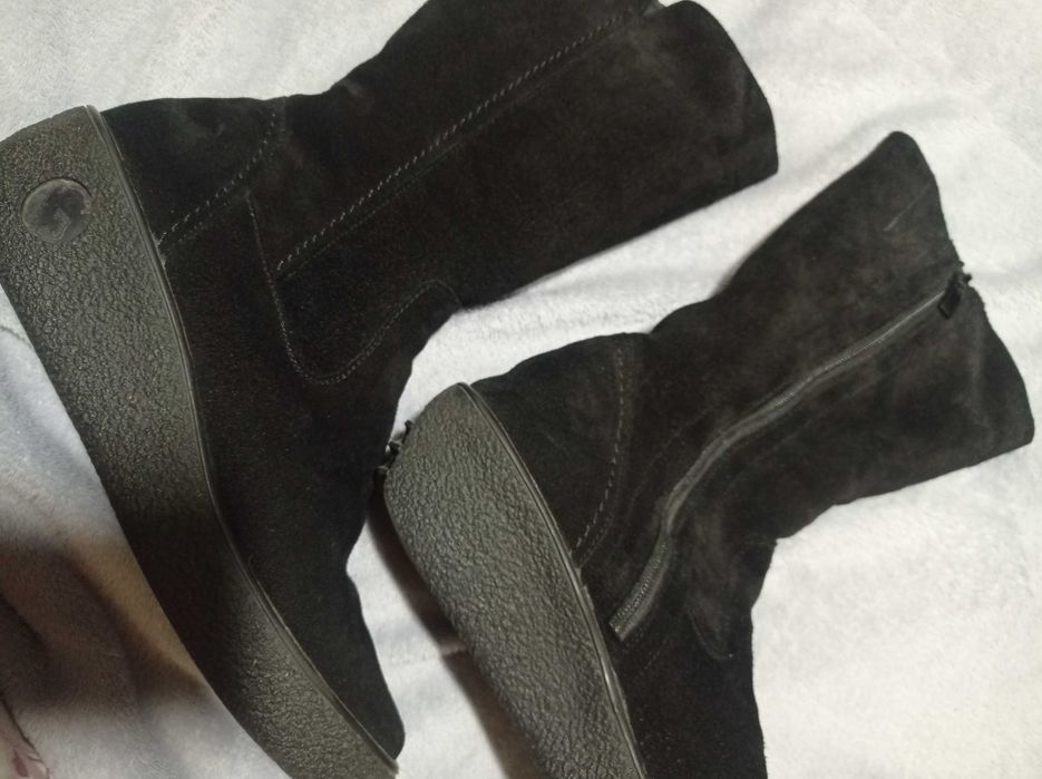 Продам зимові чоботи замшеві із натуральним хутром в середині