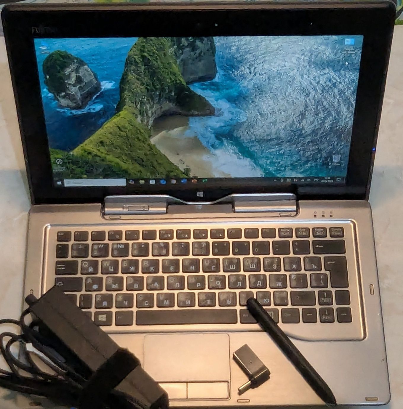 Планшет трансформер Fujitsu Stylistic Q702
