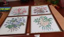 Quadros floridos/ flores em ponto cruz bordados à mão