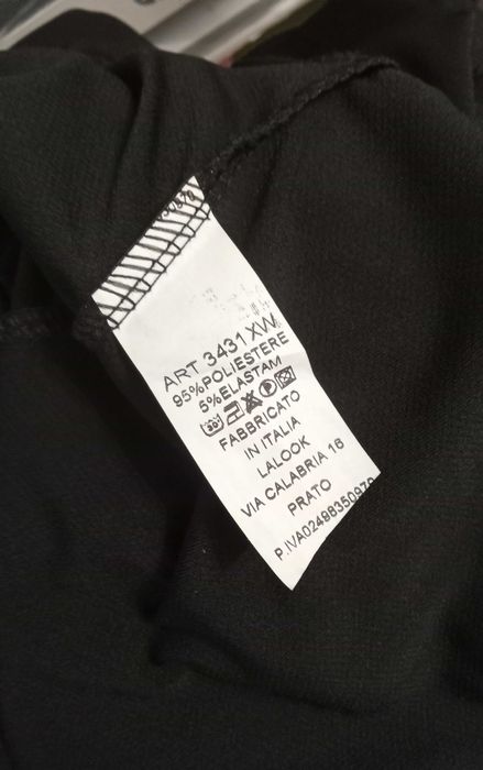 Zjawiskowa sukienka maxi w czarnym kolorze z długim rękawem D117