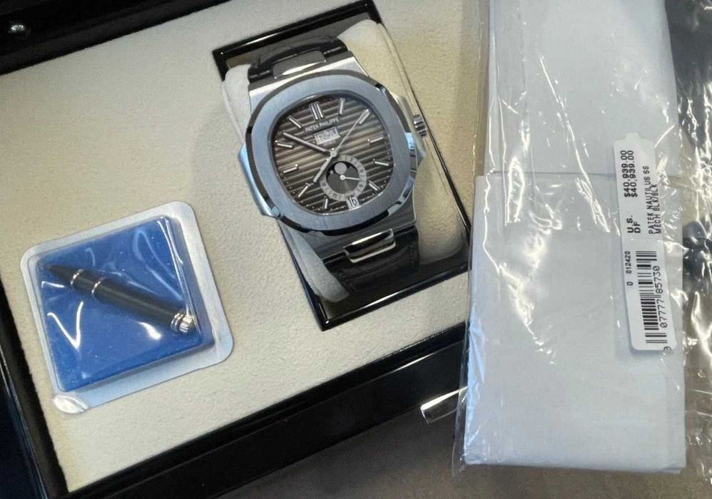 Relógio Patek Philippe Nautilus preto para homem Este é o depósito.