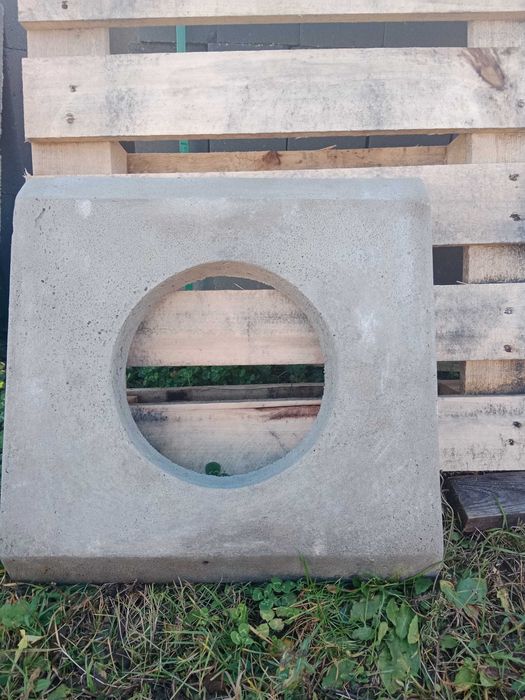 Płyta betonowa przykrywająca komin