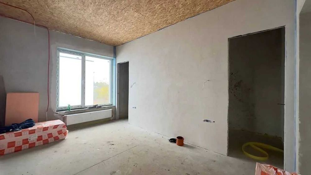 Зданий будинок поруч з містом