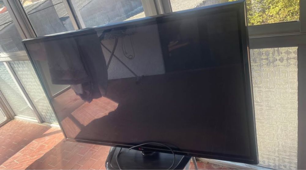 Televisao LG o suporte de baixo  sai