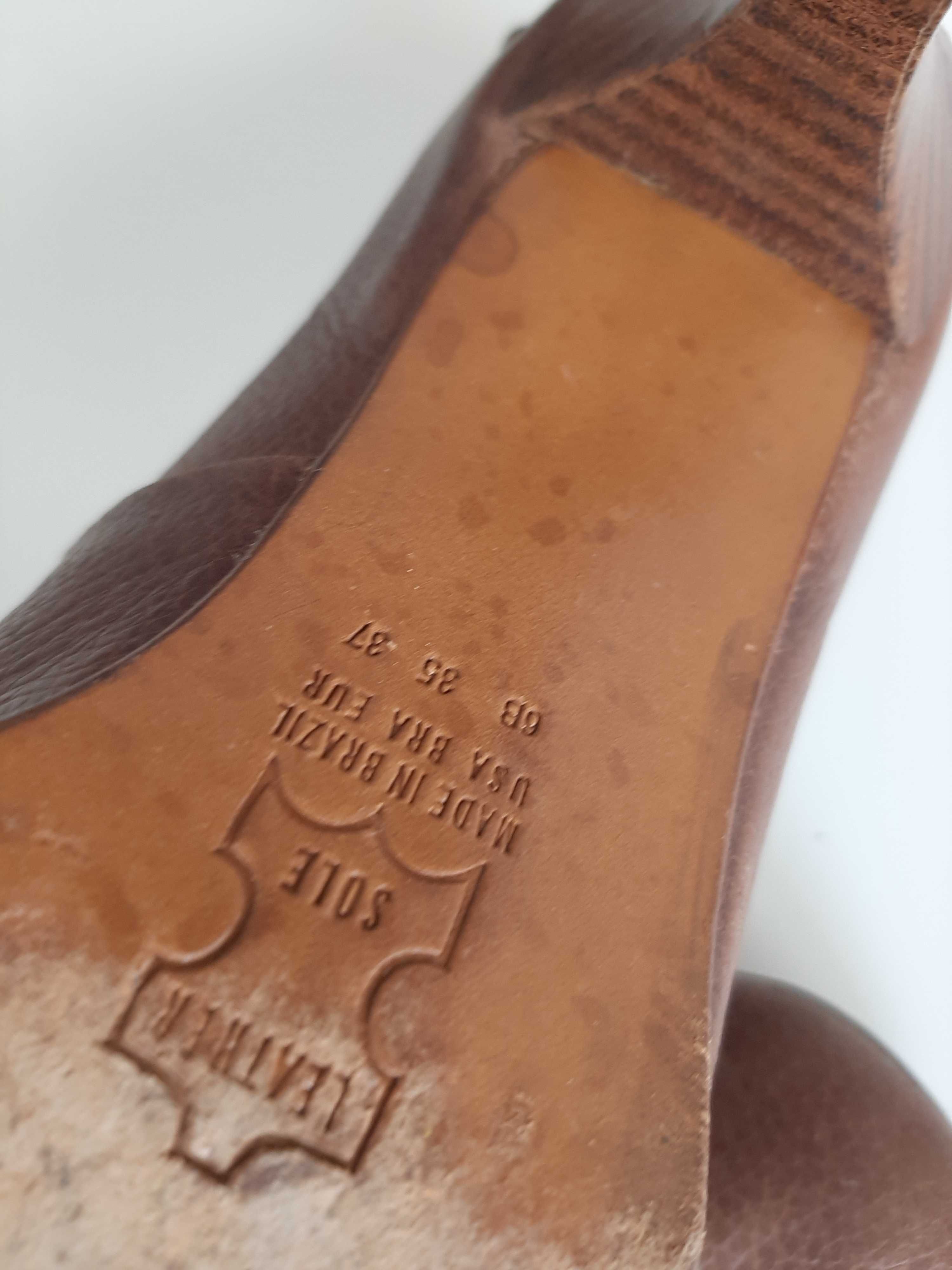 Sapato com corrente dourado envelhecido de salto médio marca lanidor