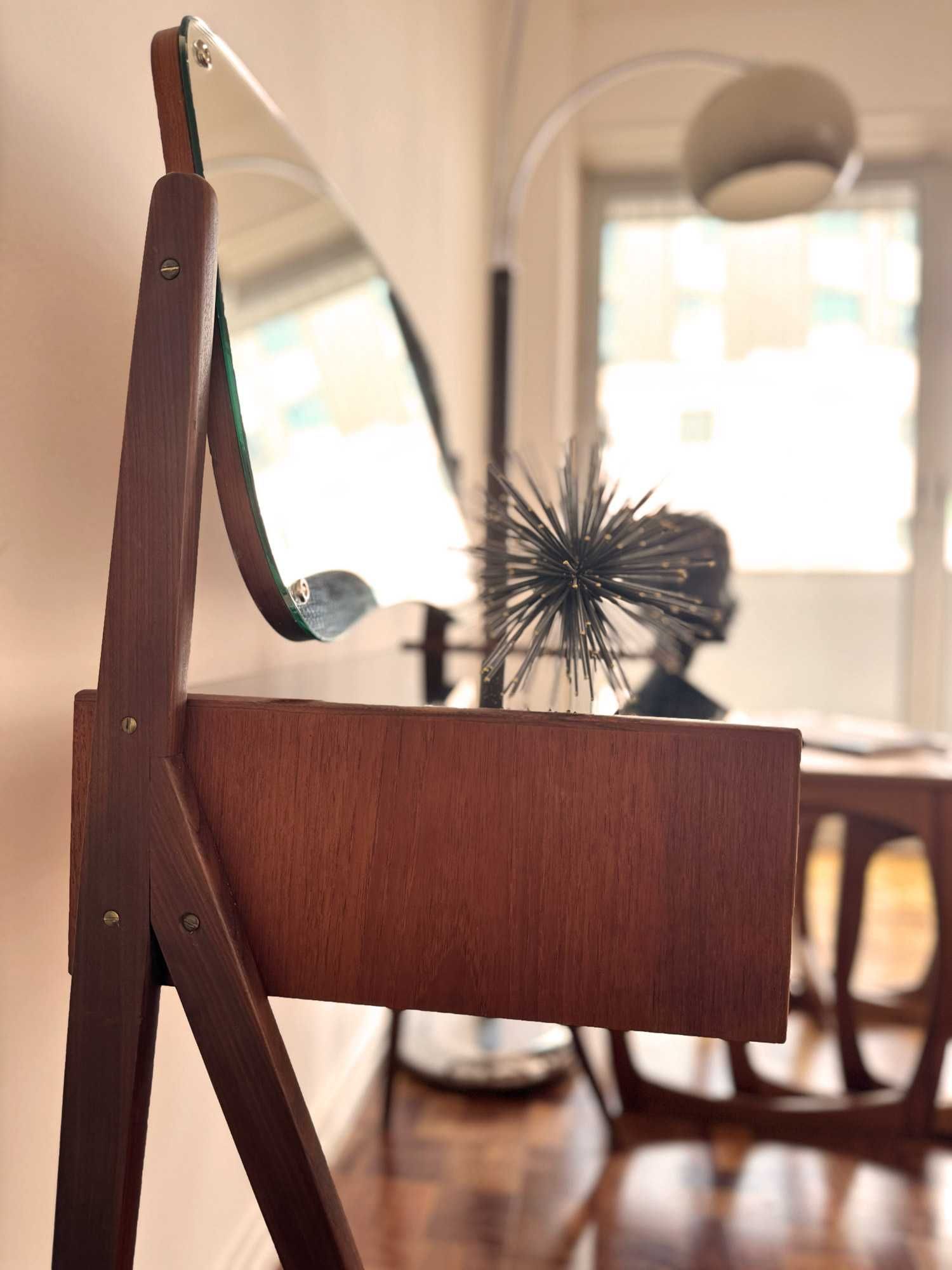 Toucador Vintage dos Anos 60 em Teca, Design de Arne Vodder