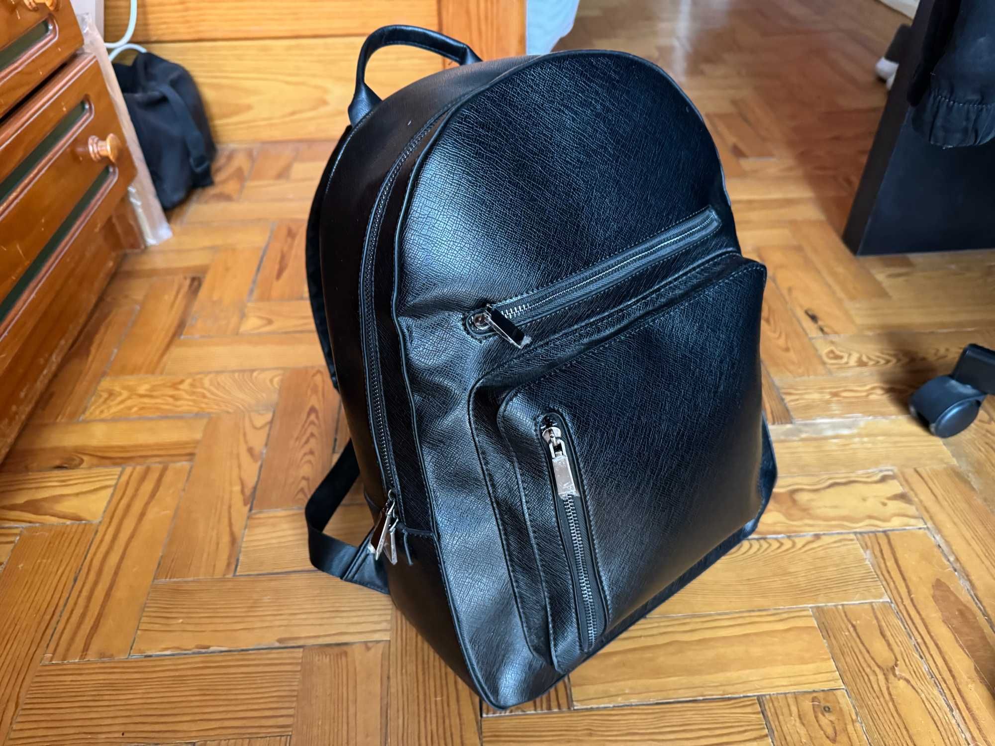 Vendo Mochila ALDO Preta c/NOVA