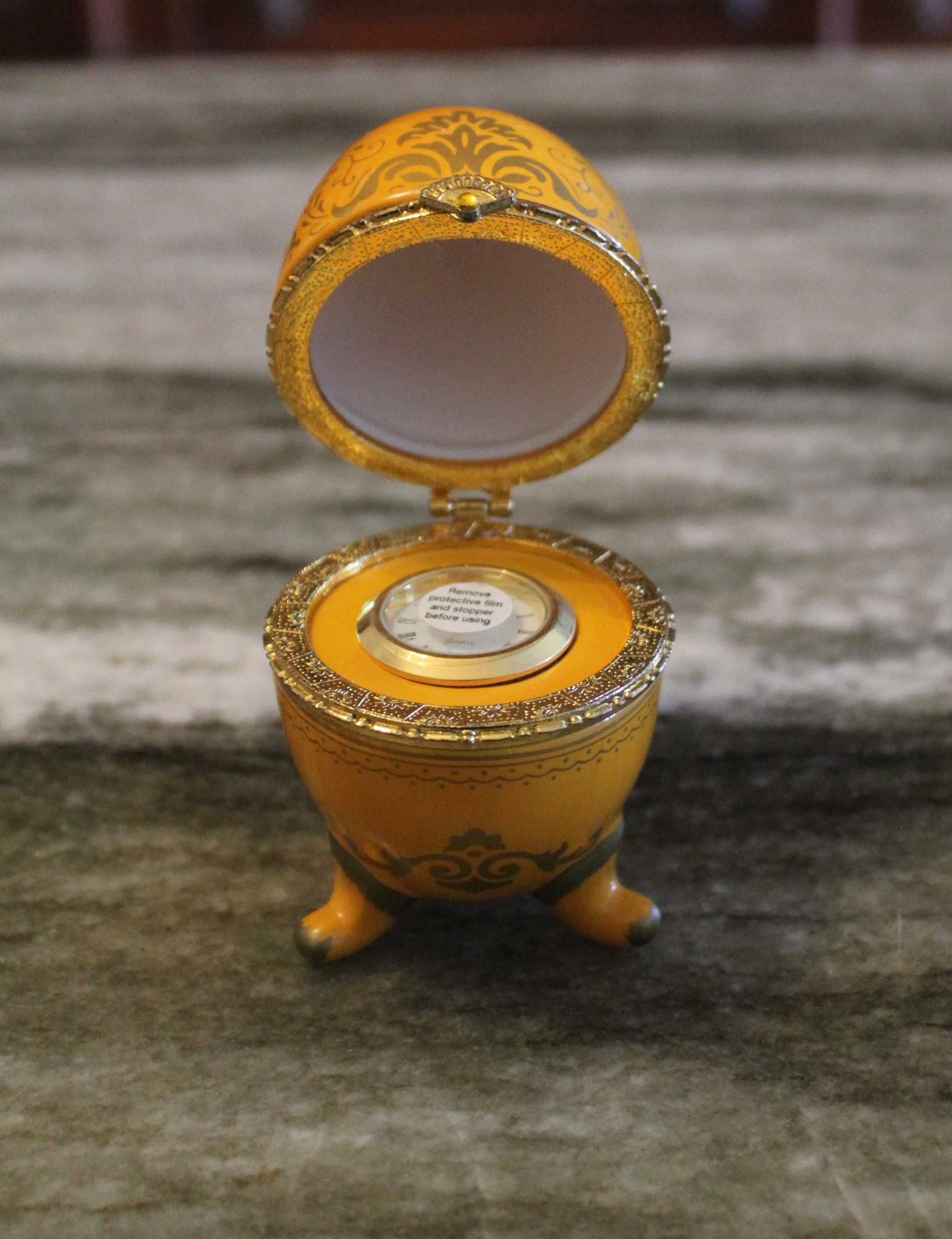 Ovo porcelana c relógio de quartzo - Avon Source of Fine Collectibles.