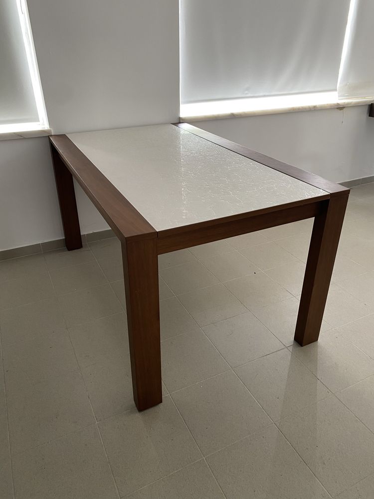 Mesa de madeira com tampo de vidro branco