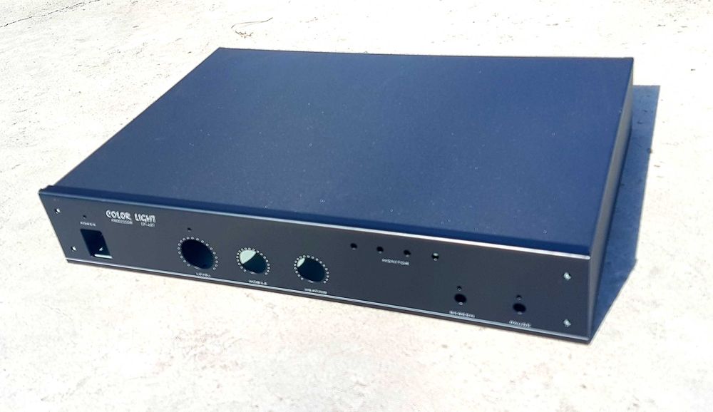 Нові, та з розборки металеві корпуси і коробки.