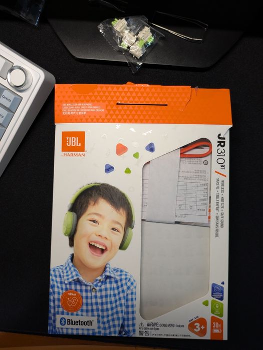 Навушники JBL JR310BT,користувався не довго практично нові