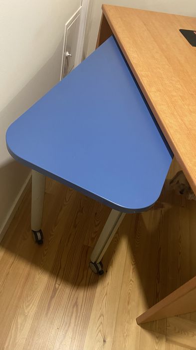 Secretaria, cadeira e armario de gavetas e prateleIras