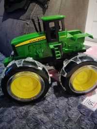 Traktor John deere świecące koła.