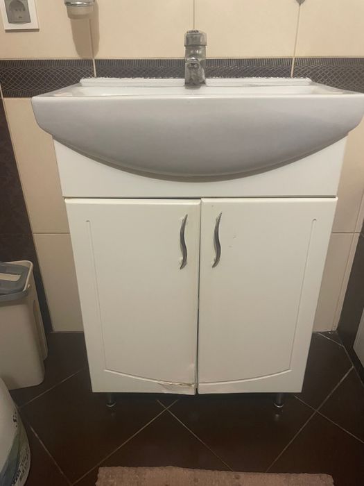 Умивальник та навісна тумба у ванну