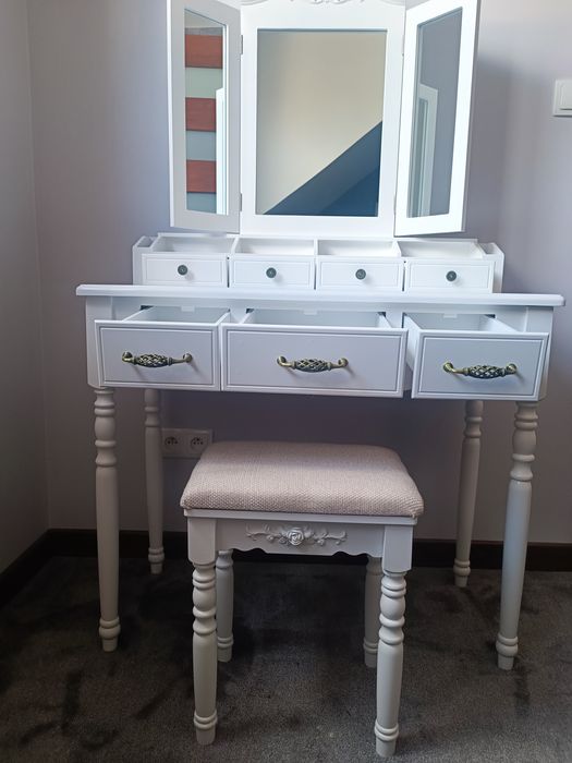 Biała drewniana toaletka z taboretem