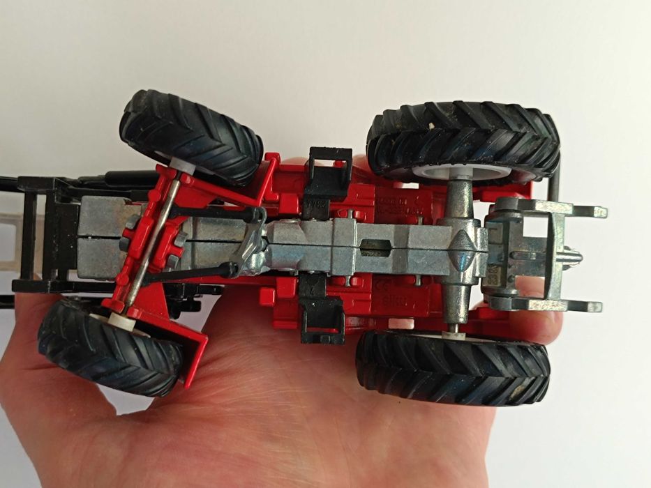 Игрушка трактор Siku Massey Ferguson 1:32 модель