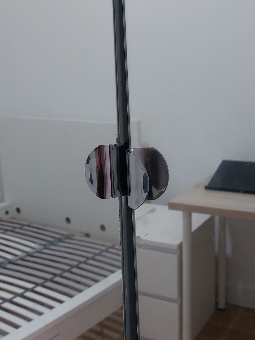 Armário IKEA branco com portas espelhadas – PRECISA DE REPAROS!!