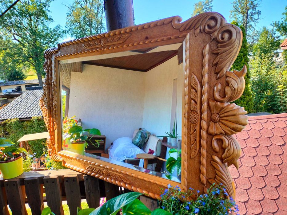 Stylowe lustro grawerowane z ręcznie rzeźbioną ramą ozdobną.