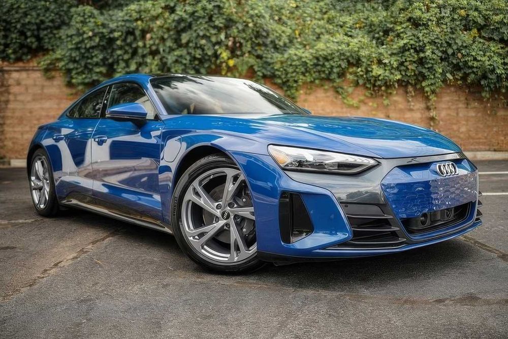 Audi e-tron GT      2023