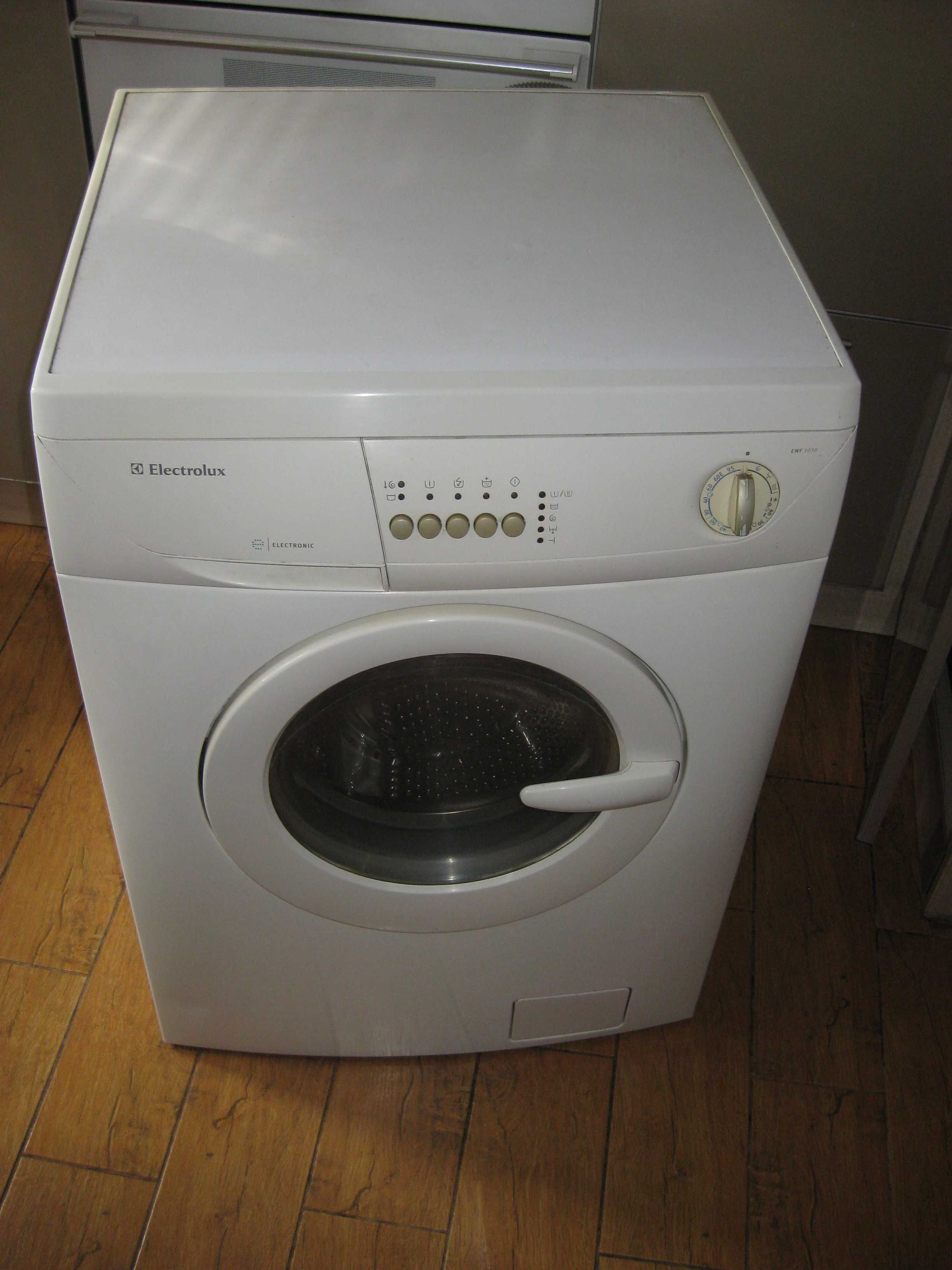 Стиральная машинка Electrolux  EWF 1030 под ремонт или на детали.