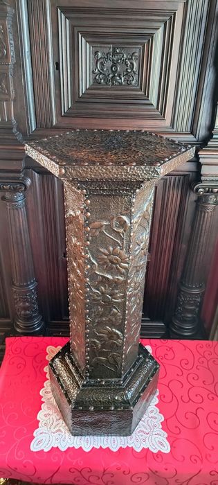 Kolumna postument okuwana metalem