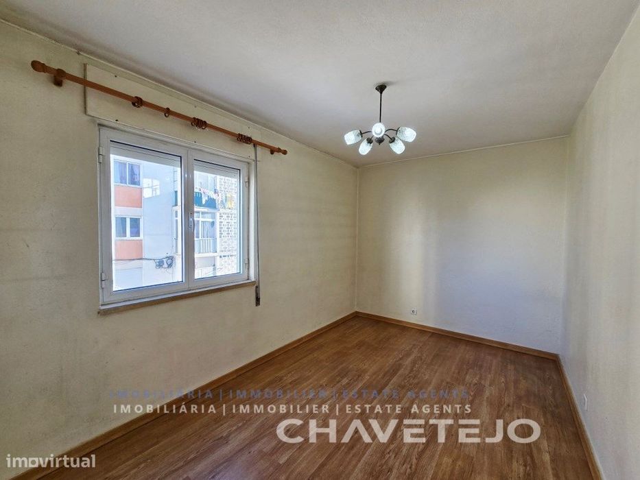 Apartamento T2, perto de escolas e serviços.