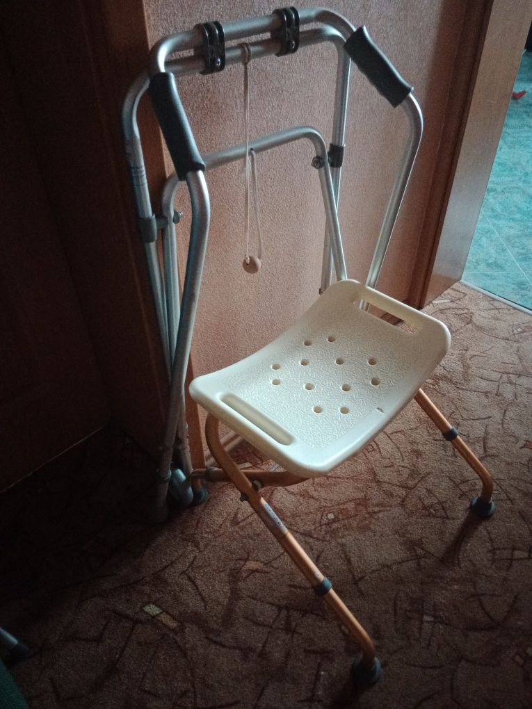 Chodzik i krzesełko po prysznic.