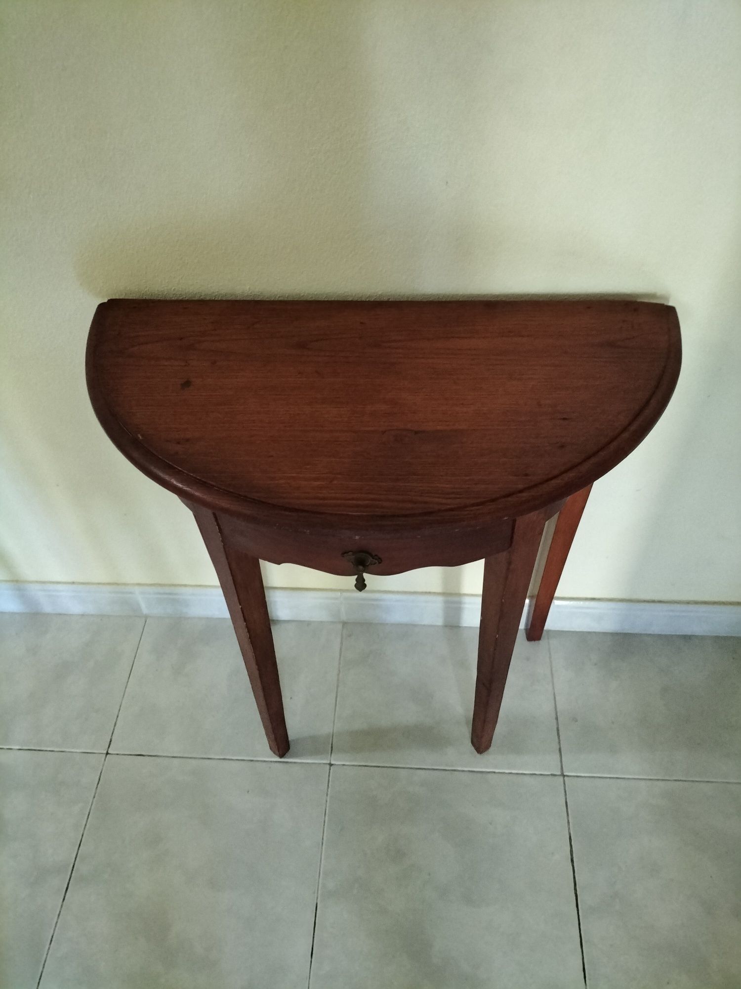 Mesa aparadora meia lua em madeira.