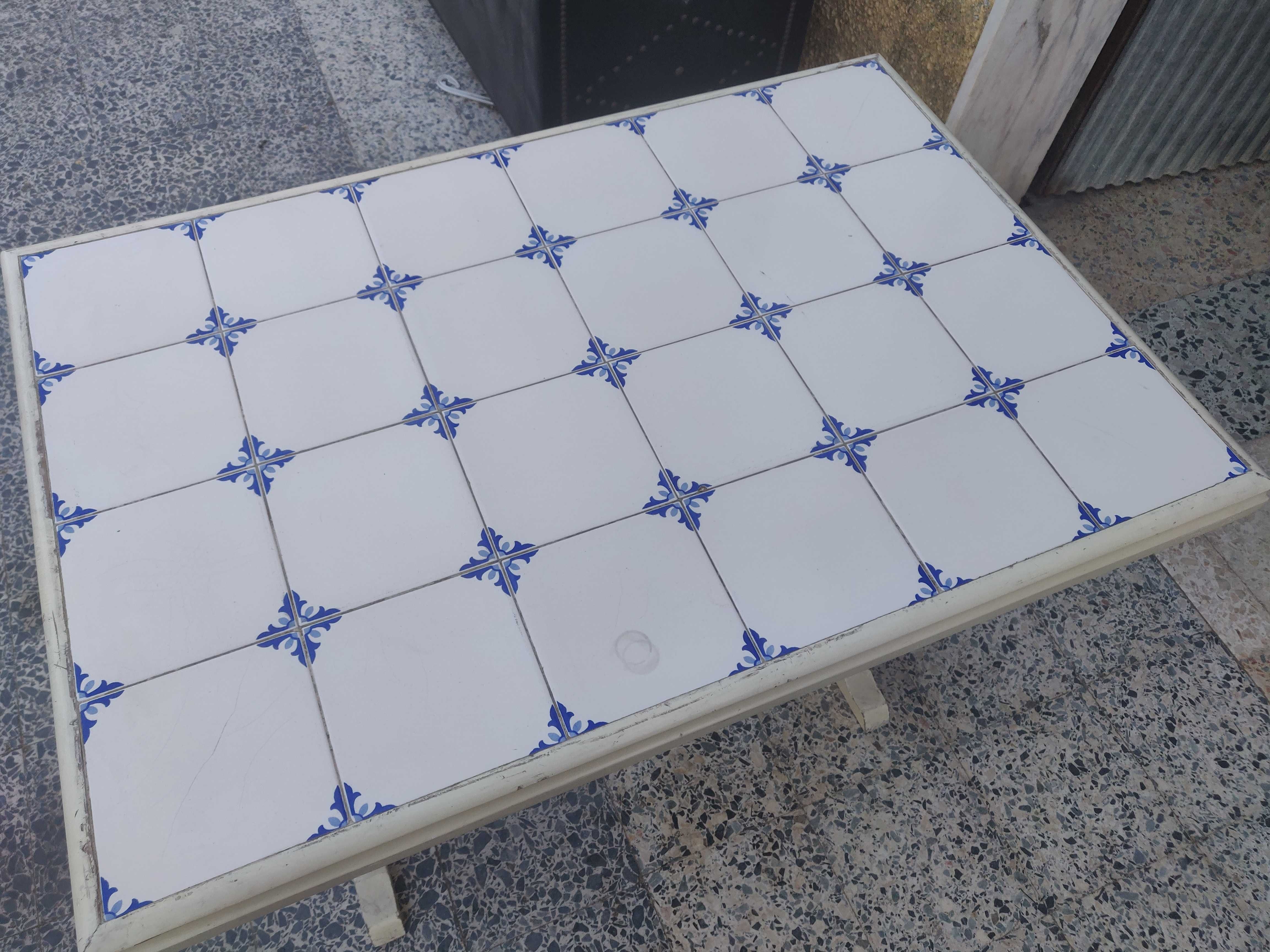 Mesa com azulejos