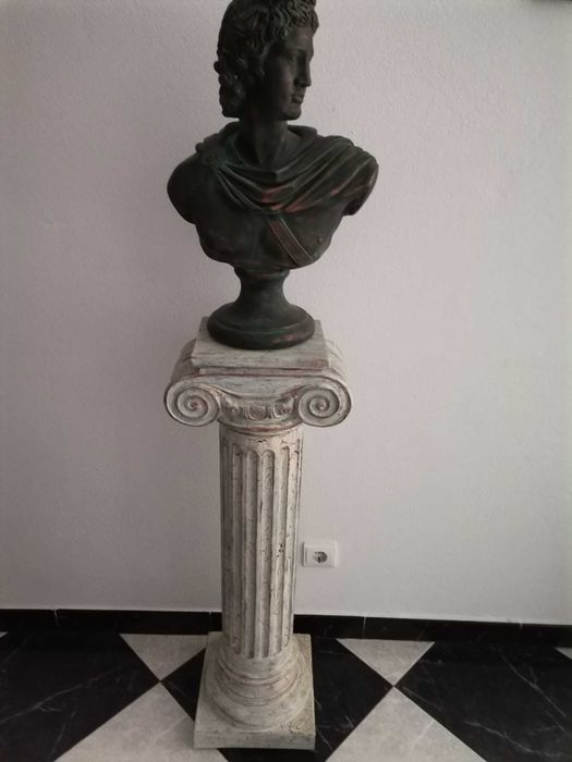 Coluna e busto (pintados á mão)