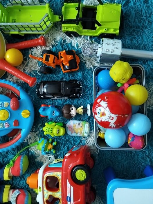 Zabawki dla dziecka, auta, piłki, sorter
